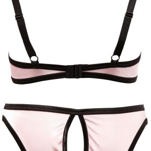 Conjunto de satén rosa con detalles en negro